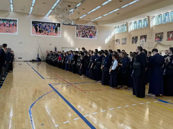 Построение участников турнира по кендо в спортивном зале