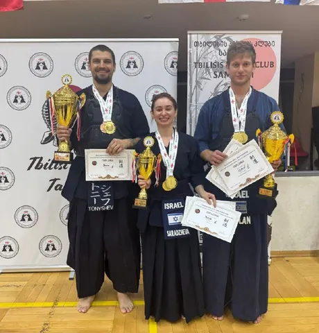 Призёры Tbilisi Kendo Taikai с кубками